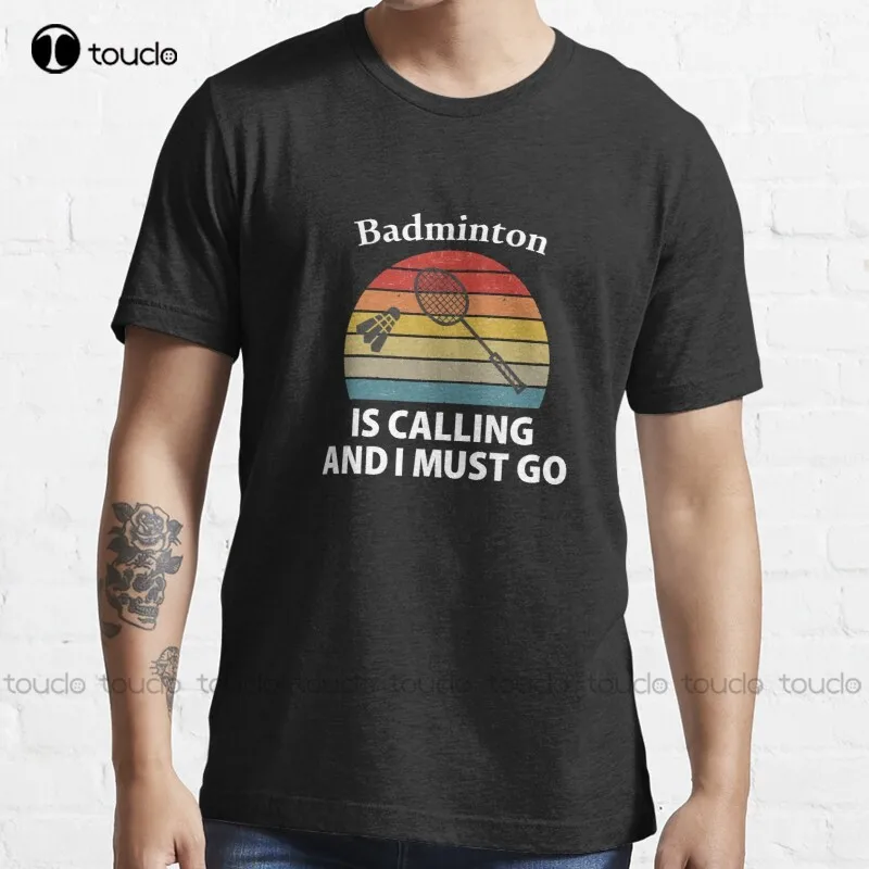Badminton Is Calling - ใหม่แบดมินตันกําลังโทร - Vintage Sunset วงกลมสไตล์ Tee