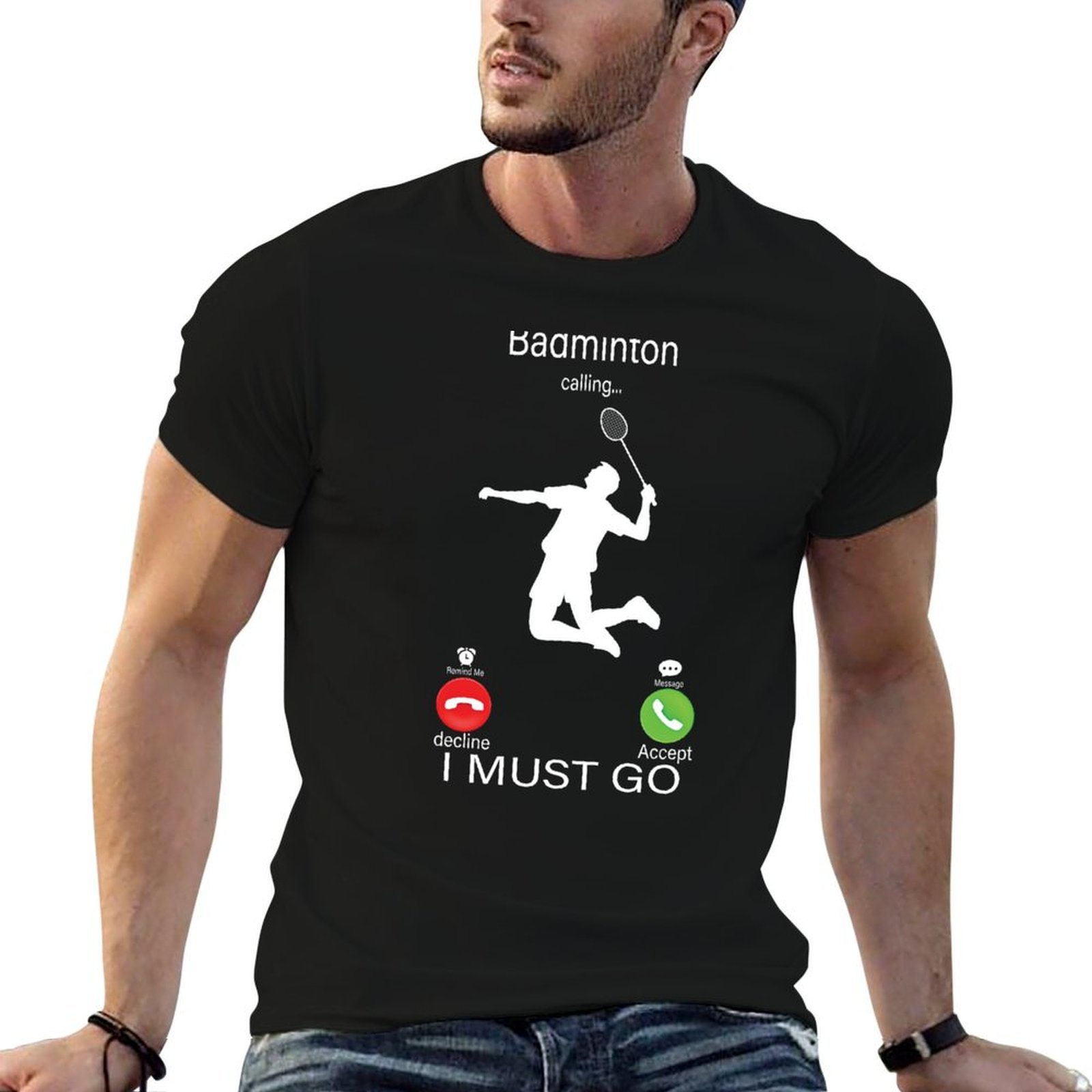 Badminton Is Calling - เสื้อยืดแบดมินตันกำลังเรียกหาและฉันต้องไป เสื้อยืดผู้ชาย เสื้อยืดผ้าฝ้ายสำหรับผู้ชาย เสื้อยืดผู้ชายลายตลก เสื้อยืดลายกราฟิก
