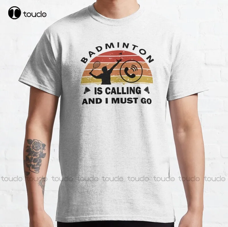 Badminton Is Calling - แบดมินตันกําลังโทร - Vintage Sunset Silhouette สไตล์คลาสสิกเสื้อยืดเสื้อยืดสําหรับผู้หญิงผู้ชายฤดูร้อนผู้หญิงกราฟิก